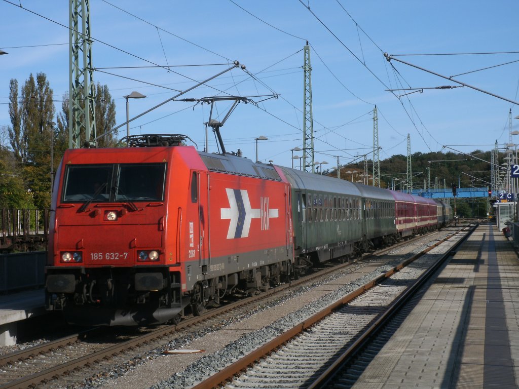 Selbst bei der Durchfahrt durch Bergen/R�gen,am 09.Oktober 2011,konnte man aus dem Partywagen Musik von Andrea Berg h�ren.Zuglok vom Saufzug Binz-K�ln war HGK 185 632-7