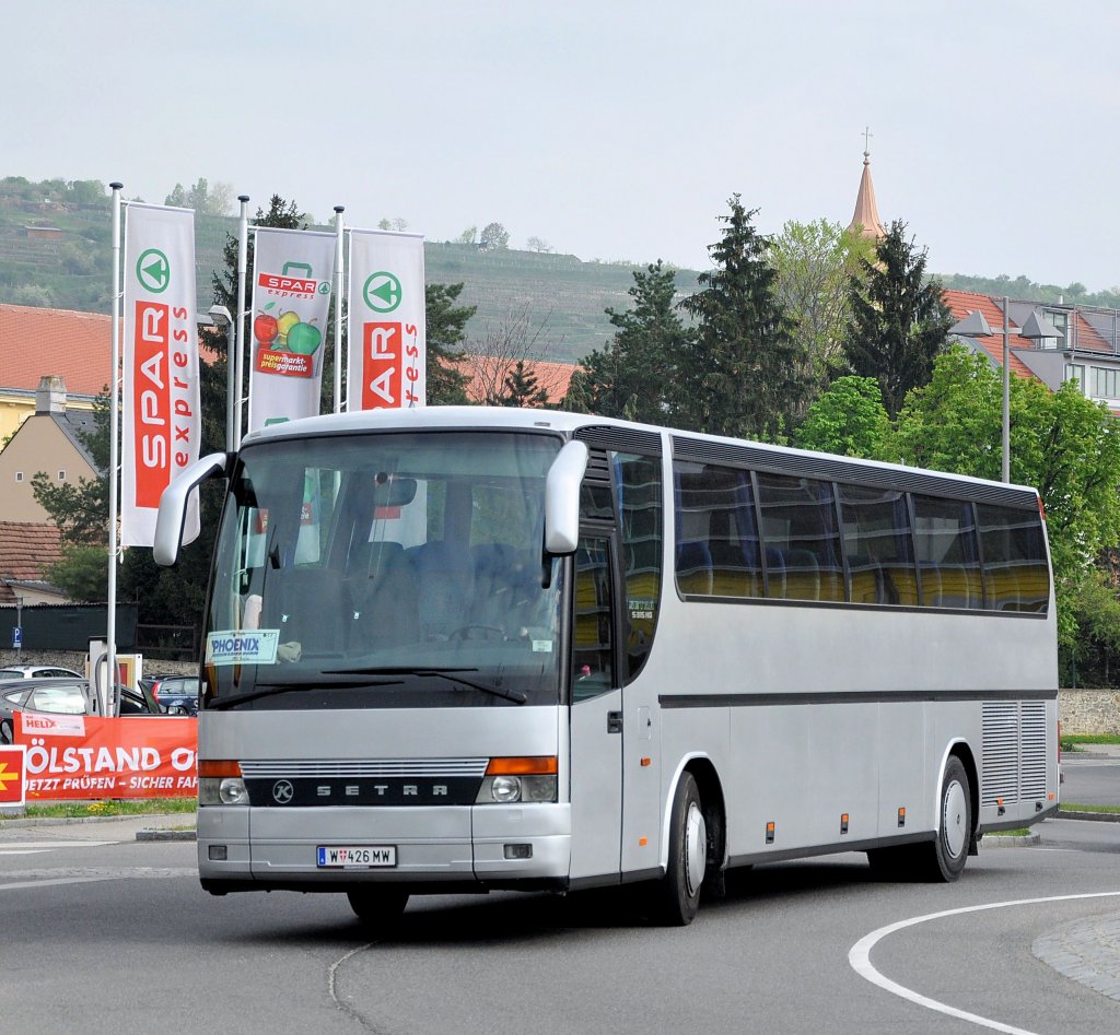 SETRA 315 HD aus Wien,unterwegs f�r PH�NIX Reisen am 28.4.2013 in Krems gesehen.