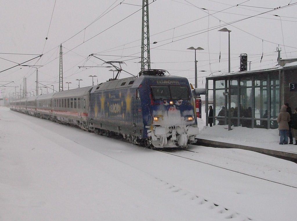 Sie kam auch wieder nach R�gen:101 101 mit dem IC 2184 aus Hannover nach Binz am 23.Dezember 2010 in Bergen/R�gen.