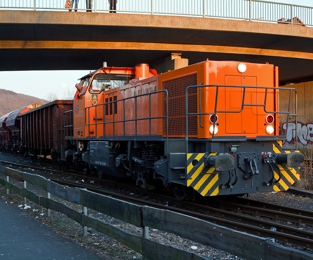 
Sie ist wieder da und alles dran, die KSW 42: Kreisbahn Siegen-Wittgenstein  (KSW) iLok 42, eine Vossloh G 1700 BB (F.-Nr. 1001108, Baujahr 2001) mit Gterzug fhrt am 06.02.2011 von Herdorf auf bergabefahrt nach Betzdorf/Sieg los. 

Die Lok war am 17.11.2010 mit vier beladenen Coil-Wagen (320 t Anhngelast) bei der Spitzkehre Pfannenberg bei Neunkirchen-Salchendorf ber den Prellbock eine Bschung hinauf gefahren. Es kamen zum Glck keine Personen zu Schaden, der Sachschaden betrug 1,5 Mio. Euro.