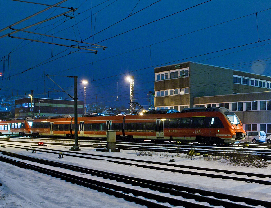 Siegen Hbf by Night:
442 103, ein 3-teilige Bombardier Talent 2,  des rsx - Rhein-Sieg-Express sind am 08.02.2013 (0:45 Uhr) beim Hbf Siegen abgestellt, dahinter 442 101.

Diese Dreiteiler haben die Achsformel Bo’2’2’Bo’  und haben eine Lnge von 56.200 mm ber Kupplung.
Sie haben eine Leistung von 2020 kW (4 Fahrmotoren  505 kW), die Hchstgeschwindigkeit ist 160 km/h, die max. Beschleunigung ist 1,1 m/s.