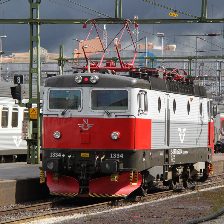 SJ-LOK 1334 wartet im Bahnhof Gteborg auf die Rangier-Fahrt.(10.08.2011)