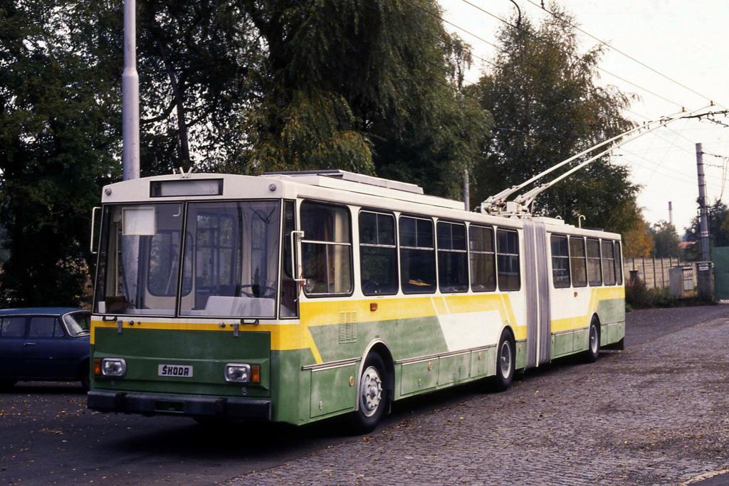 Skoda O-Bus hier an der Endhaltestelle der werkeseigenen Teststrecke in 
Ostrov am 8.10.1992.