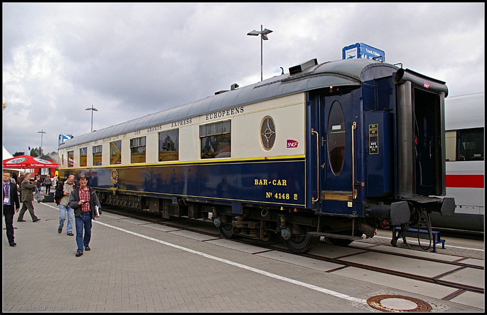SNCF Bar-Car 4148 sorgt zwischen den neuen bzw. modernisierten Reisewagen f�r Abwechslung (INNOTRANS 2010 Berlin 21.09.2010)