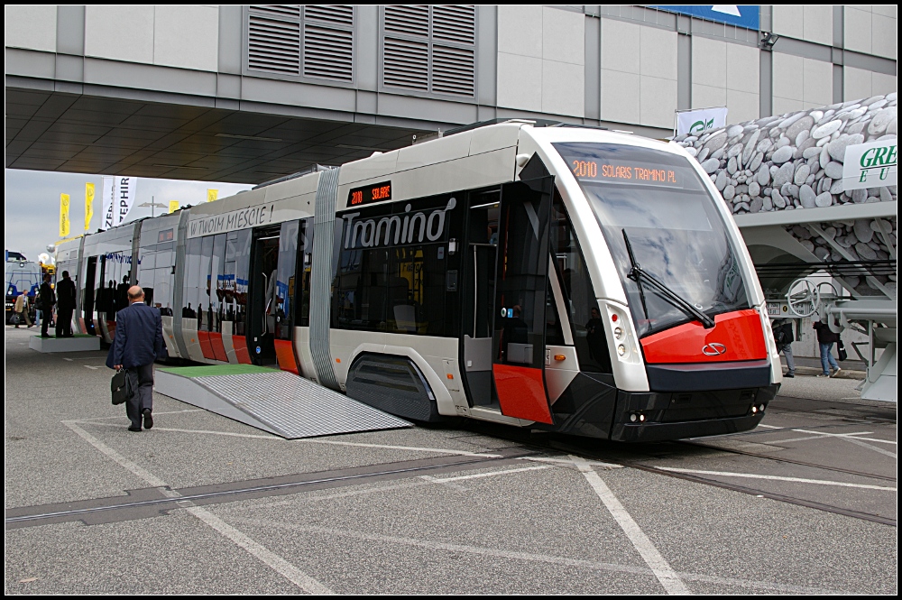Solaris Tramino S100 ist eine Niederflur-Stra�enbahn mit verkleideten Drehgestellen. Sie verf�gt �ber 61 (+7) Sitzpl�tze und 138 Stehpl�tze (5-Wagen-Variante). Die gesamte Beleuchtung wird �ber LED realisiert. Dem Fahrzeug wird eine Lebensdauer von 30 Jahren bescheinigt (INNOTRANS 2010 Berlin 21.09.2010)