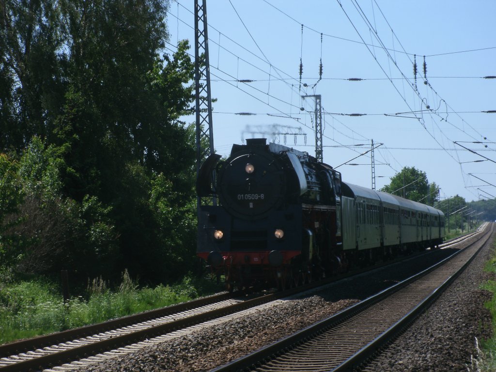 Sonderzug Berlin Wannsee-Putbus gezogen von 01 0509 am 04.Juni 2011 bei der Einfahrt in Bergen/R�gen.