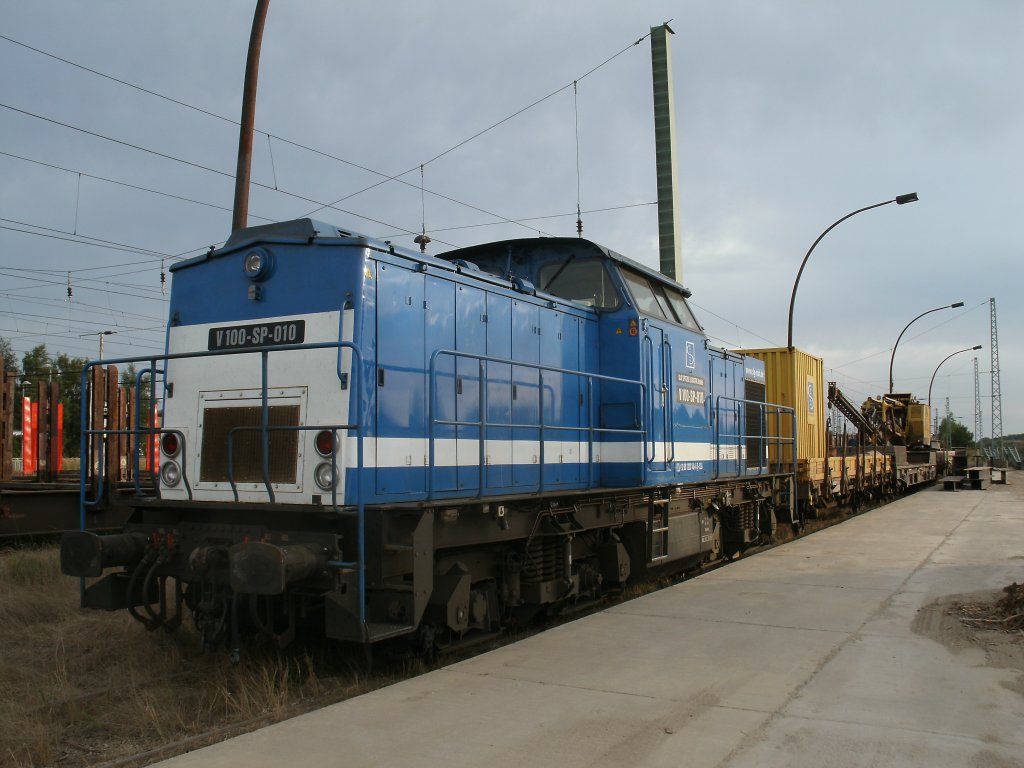 Spitzke V100-SP-010(203 146-6)mit einem Bauzug auf der Ladestra�e in Bergen/R�gen am 21.August 2012.