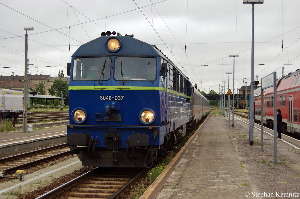 SU46-037 der PKP-Cargo mit dem EC 248 von Krakow Glowny nach L�neburg in Cottbus. 30.06.2011