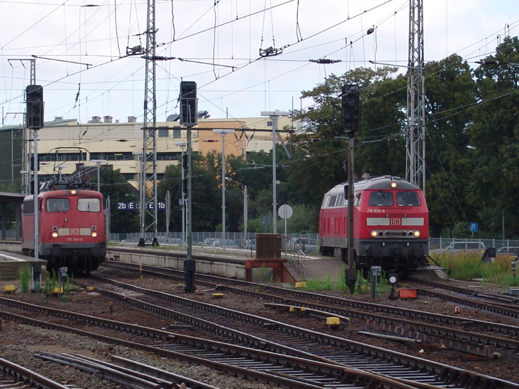 Treffen im Bahnhof Stralsund links steht 115 346-9 und rechts 218 832-4.
(28.08.10)