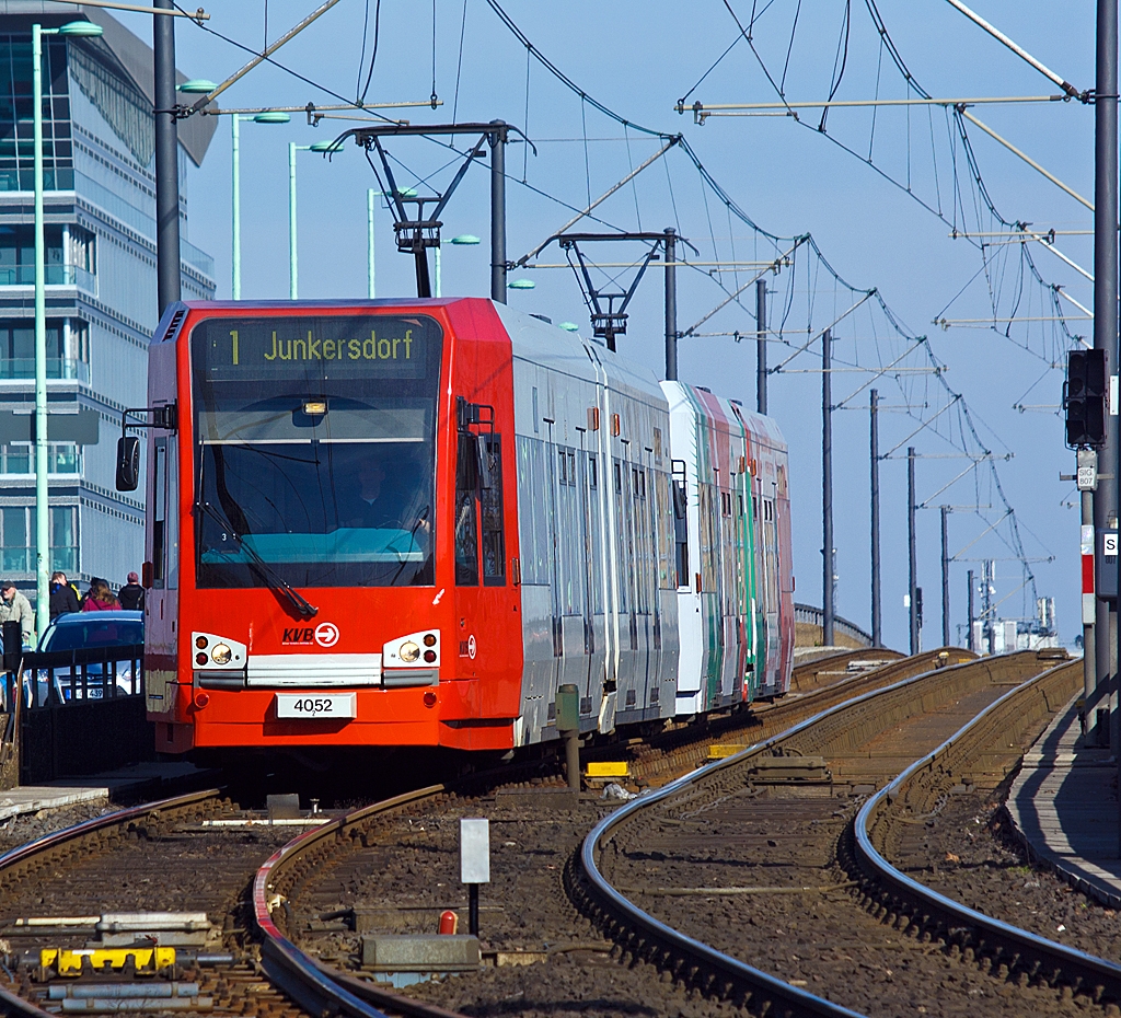 Triebwagen 4052 mit 4012 der KVB  (Klner Verkehrsbetriebe AG), Line 1 nach Junkersdorf, kommt hier am 26.03.2013 von der Deutzer Brcke zum Heumarkt hinab.

Diese KVB-Niederflur-Stadtbahn-Triebzge der Serie K 4000, wurden bei Bombardier Transportation entwickelt und gefertigt. Ab 1995 wurden insgesamt 124 dieser Stadtbahnen nach Kln geliefert und befinden sich erfolgreich im Linieneinsatz. Bei Bombardier werden sie als BOMBARDIER FLEXITY Swift Reihe bezeichnet.

Technische Daten:
Lnge: 28.400 mm (ohne Kupplung)
Breite: 2.650 mm
Hchstgeschwindigkeit: 80 km/h
Minimaler horizontaler Kurvenradius: 20 m
Maximale Steigung: 60‰