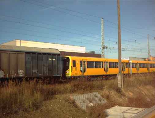 U-Bahn Zug (mit Schutzwagen)f�r die BVG in Berlin, fertig zur �berf�hrung!
Aufgenommen in Hennigsdorf bei Berlin (m�sste so aus dem Jahr 2003 oder 2004 sein).
