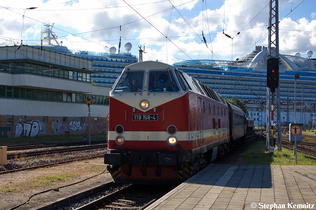 U-Boot 119 158-4 der Dampflokfreunde Berlin e.V. mit dem  Hanse Sail 2012  Sonderzug von Berlin Sch�neweide nach Warnem�nde und das  U-Boot  f�hrt gerade in Warnem�nde ein. 11.08.2012
