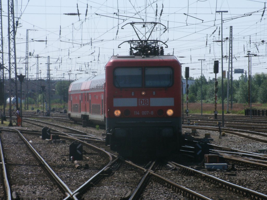 �ber die letzten Weichen fuhr 114 007,am 16.Juli 2011,mit dem RE 18506 aus Falkenberg in den Zielbahnhof Stralsund.