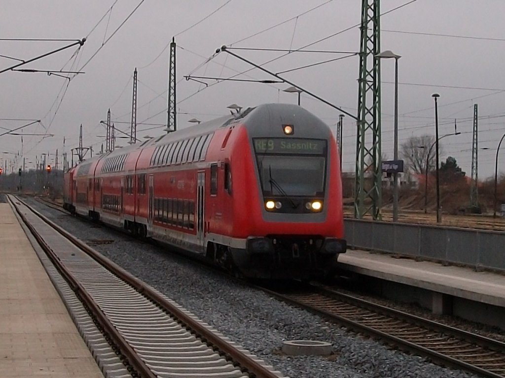 �berraschender Einsatz von Dostos+112 118-5 auf der RE 9 zwischen Rostock und Sassnitz am 17.Januar 2011 bei der Ankunft in Bergen/R�gen.Zum Einsatz kam in Richtung Sassnitz:Steuerwagen DBpdzfa 50 80 86-81 001-9,Mittelwagen DBpza 50 80 26-81 027-7 und Mittelwagen DABpza 50 80 36-81 001-0 alle Heimatbahnhof Rostock.Schublok in Richtung Sassnitz 112 118-5 Bh Rostock.