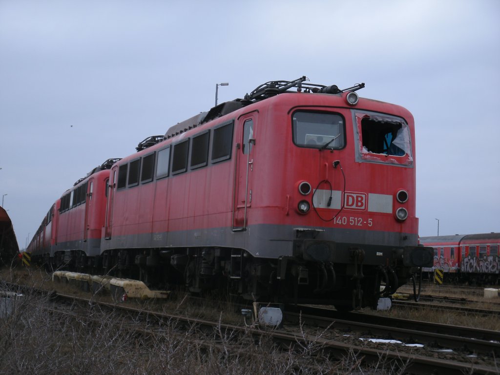  Umgezogen  mit mehreren anderen 140er ist 140 512-5 von Rostock Seehafen nach Mukran.Am 19.Dezember 2012 nahm ich die schon l�dierte Lok in Mukran.