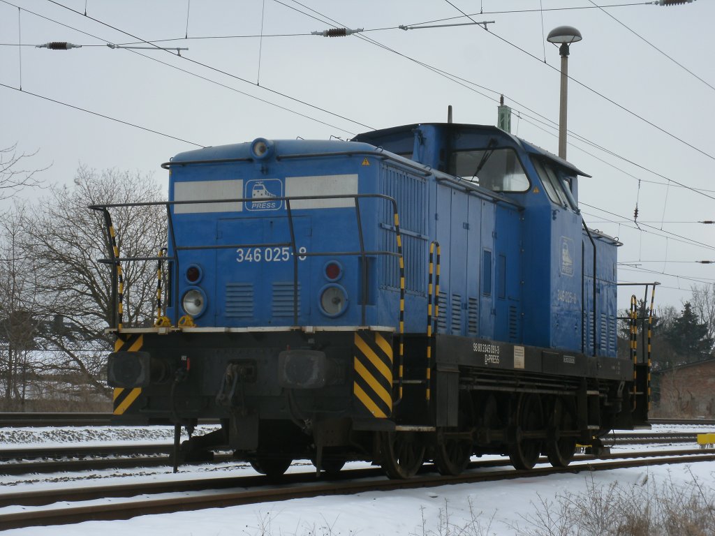 Und auch die sonst im Stralsunder Nordhafen rangierte PRESS 345 025-8 weilte wieder einmal in Bergen/R�gen.Aufgenommen am 26.Januar 2013.