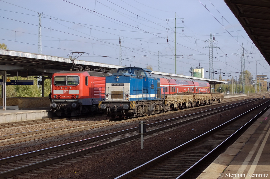 V 100-SP-009 (203 129-2) ex DR 112 528-5 SLG - Spitzke Logistik GmbH mit einem Rens Ganzzug, die mit alten Holzschwellen bef�llt sind, in Berlin-Sch�nefeld Flughafen Richtung Genshagener Heide unterwegs. 19.10.2011