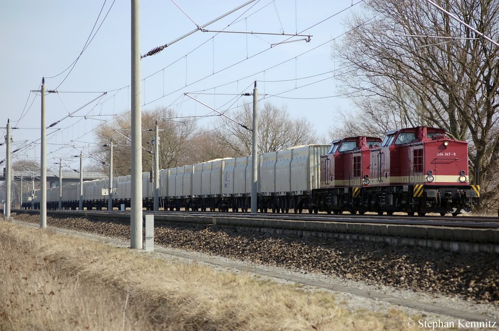 V100-Ost MTEG - Muldental Eisenbahnverkehrsgesellschaft mbH 204 347-9 (202 347-1) & 204 354-5 (202 354-7) Doppel mit vollen Hackschnitzelzug zwischen Gro�wudicke und Rathenow in Richtung Stendal unterwegs. 21.03.2011