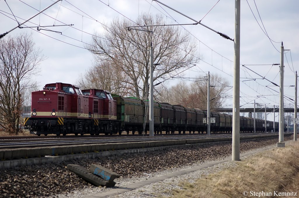 V100-Ost MTEG - Muldental Eisenbahnverkehrsgesellschaft mbH 204 347-9 (202 347-1) & 204 354-5 (202 354-7) Doppel mit leeren Hackschnitzelzug zwischen Gro�wudicke und Rathenow in Richtung Rathenow unterwegs. 28.03.2011