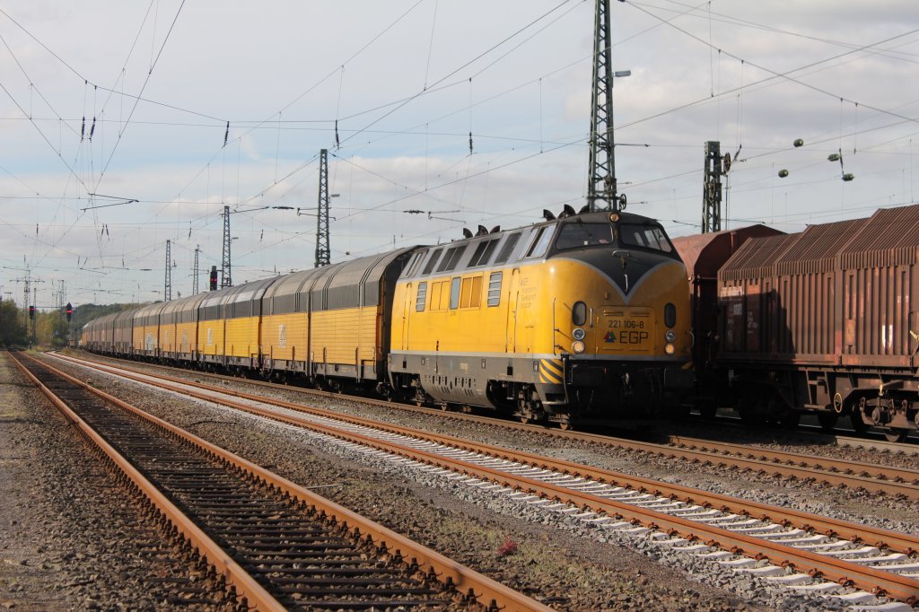 V200 der EGP mit 221 106-8 iat auf dem Weg nach Cuxhaven mit ARS Autotransportwagen.
Hier F�hrt sie Auf die G�terumgeung bei Buchholz(Nordheide) am 14.10.2011