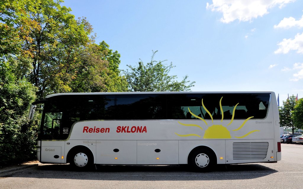 VAN HOOL T911 ALICRON von SKLONA Reisen aus �sterreich am 23.6.2013 in Krems gesehen.