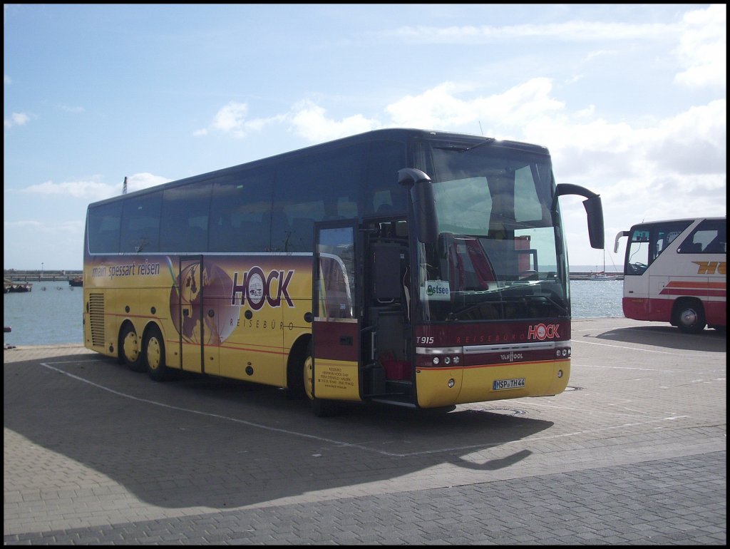 Van Hool T915 vom Reiseb�ro Hock aus Deutschland im Stadthafen Sassnitz.