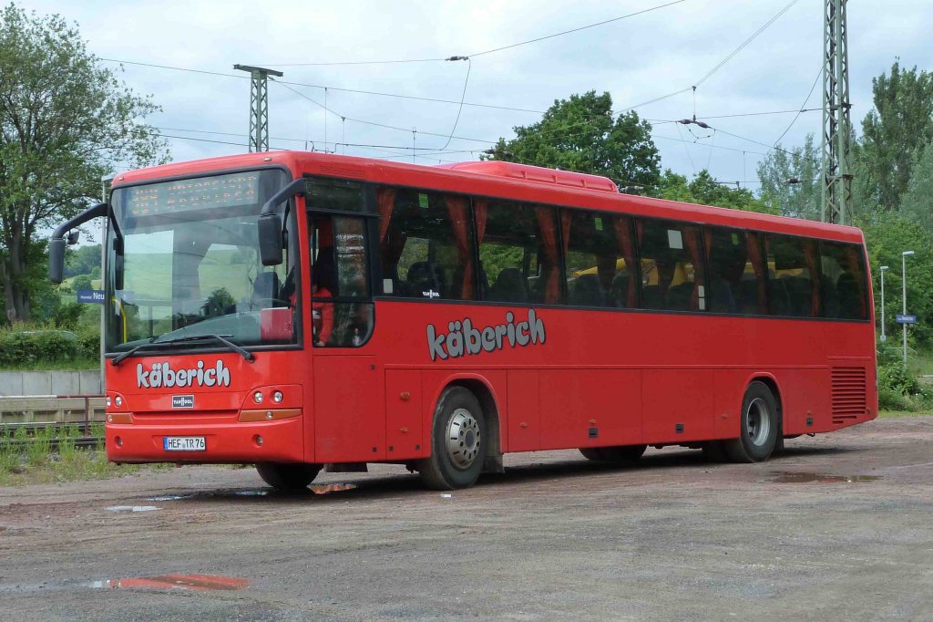 VanHool des Busunternehmens  K�BERICH  steht als Linienbus am Bahnhof Neukirchen im LK Hersfeld-Rotenburg, Juni 2012