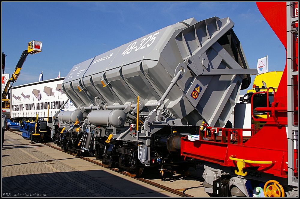 Vattenfall 48-325 ist ein Einseitenkipper fr Erze oder hnliches (INNOTRANS 2010, gesehen Berlin 22.09.2010)