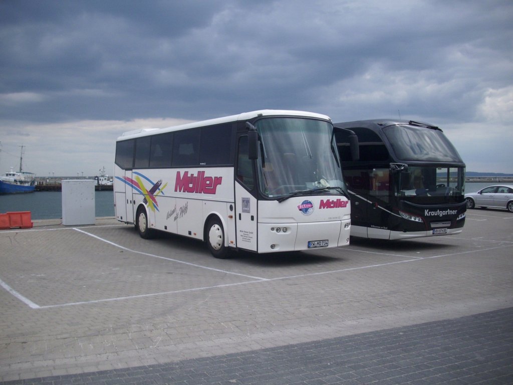 VDL Bova Futura von M�ller aus Deutschland und Neoplan Cityliner von Krautgartner aus �sterreich im Stadthafen Sassnitz.
