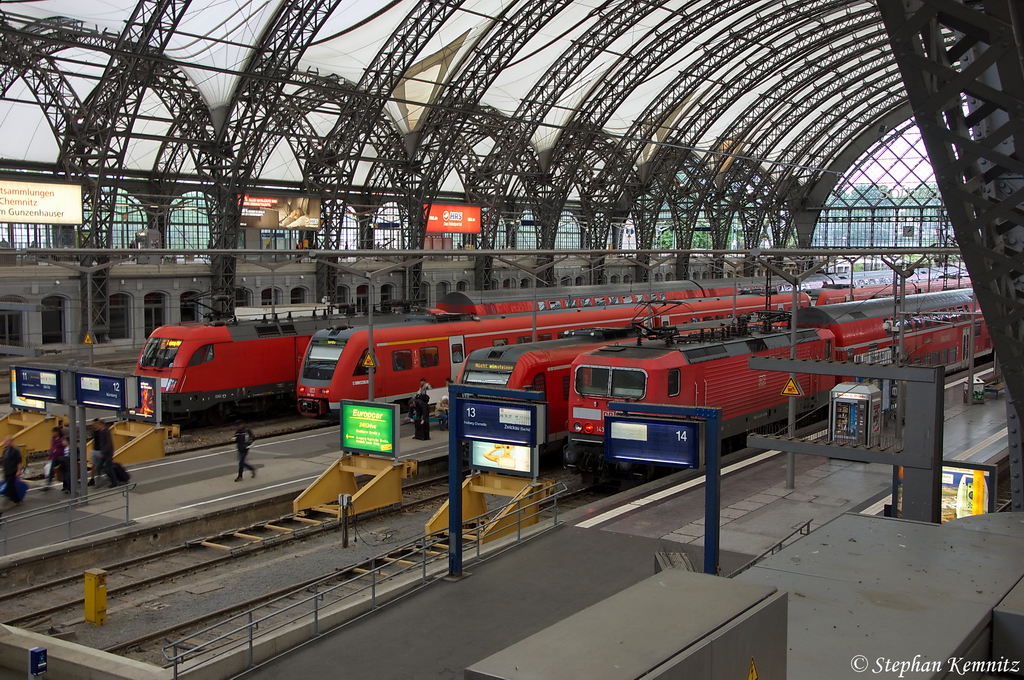 Viel betrieb an den Gleisen 10-13 im Dresdner Hbf. Am Gleis 10 eine 182er mit dem RE50  Saxonia  (RE 16720) nach Leipzig Hbf. Gleis 11 ein 612er-Dotra als RE1 (RE 17007) nach G�rlitz. Gleis 12 eine 612er als RE3 (RE 3449) von N�rnberg Hbf und am Gleis 13 eine 143er als RB30 (RB 17322) nach Zwickau(Sachs)Hbf. 01.06.2012