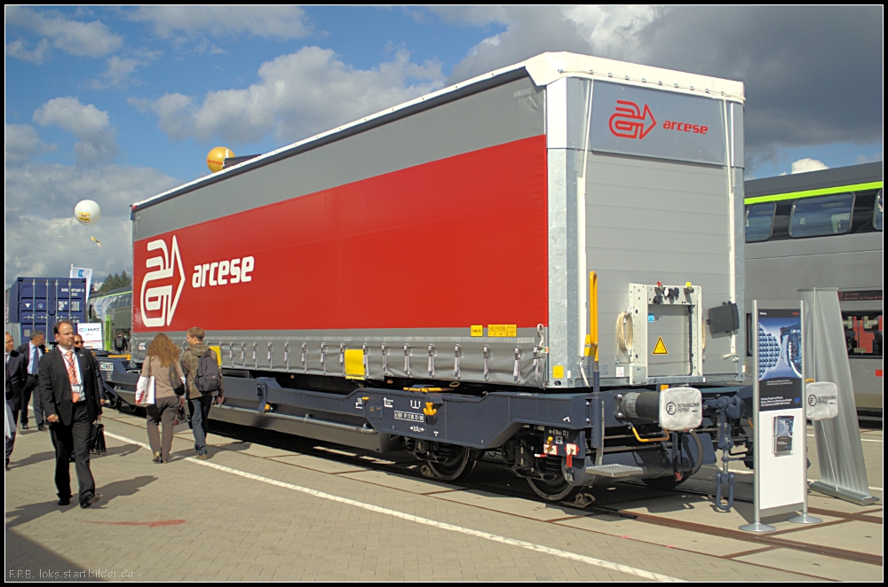 Vierachsiger Drehgestellflachwagen zum Transport von Sattelaufliegern der Gattung Sdggmrss auf der InnoTrans 2012 in Berlin