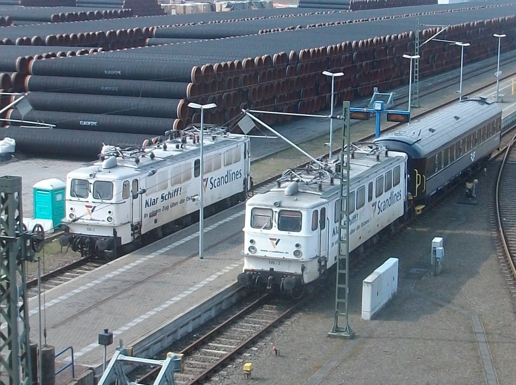 Von der Fussg�ngerbr�cke und durch die Fensterscheibe am 11.April 2010 in Mukran aufgenommen: links GVG 109-2 und GVG 109-3.