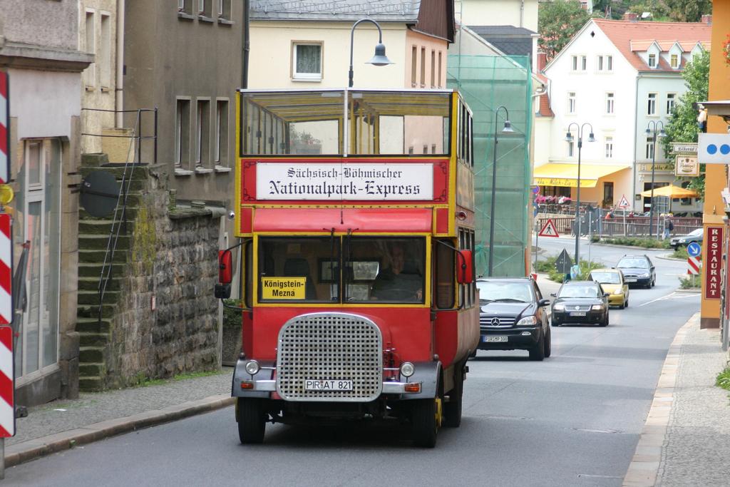 Von der Stadt K�nigstein am Elbufer verkehrt dieser MAN Doppelstockbus,
eine Sonderausf�hrung, u. a. hoch zur Festung K�nigstein. Hier aufgenommen
nahe Bahnhof K�nigstein am 26.08.2006.