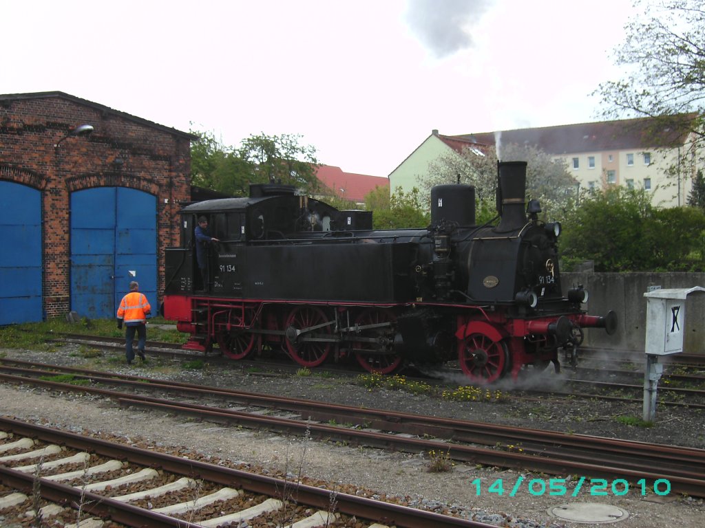 Vor dem Lokschuppen in Bergen/R�gen steht 91 134 zur Kontrolle am 14.Mai 2010.