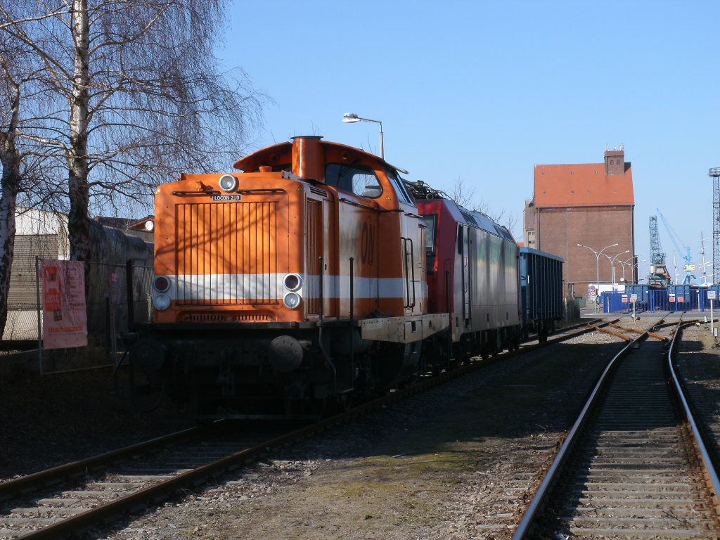 Vor dem Stralsunder Nordhafen standen am 08.M�rz 2011:Locon 210 und SBB-Cargo 482 040.
