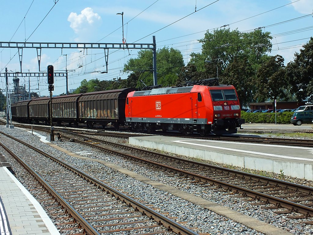 Vor denen ist man aber auch nirgendwo sicher! Die schweiztauliche 185 089 durchf�hrt am 23.7.13 mit einem G�terzug Rorschach.
