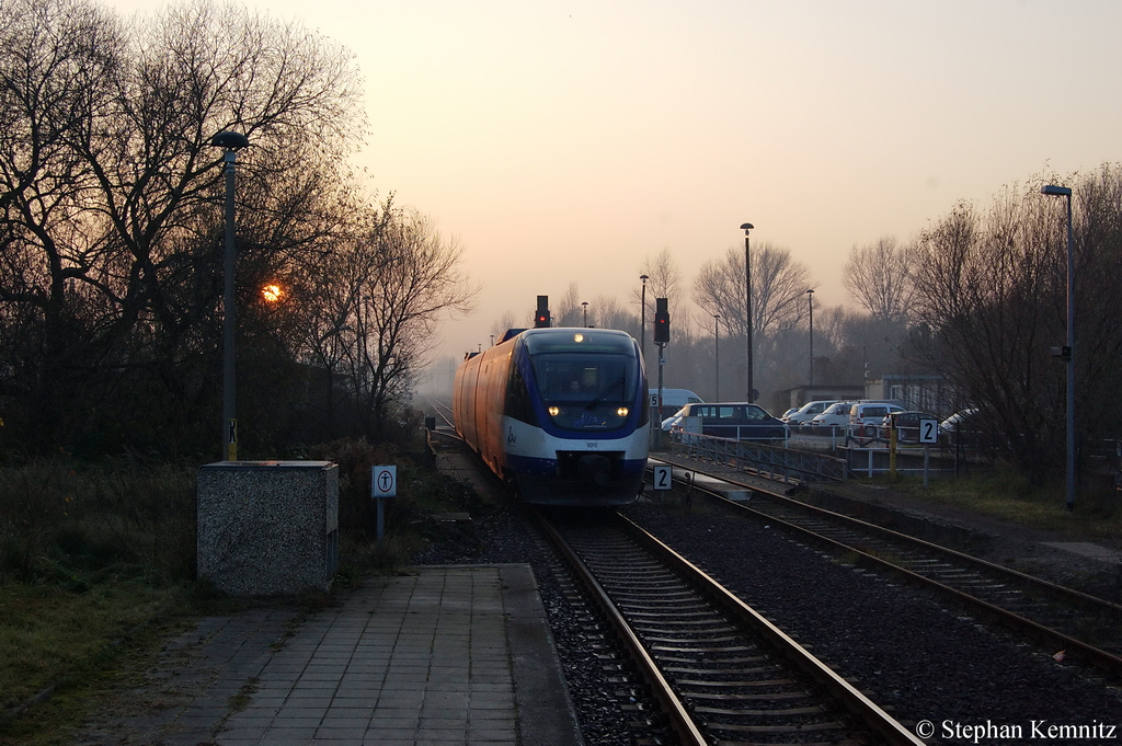 VT 0010 der OLA - Ostseeland Verkehr GmbH als MR51 (MR 68933) von Rathenow nach Brandenburg Hbf bei der Einfahrt in den Brandenburger Hbf. In nicht mal mehr vier Wochen sind solche Bilder mit OLA-Triebwagen in Brandenburg nicht mehr m�glich, weil ab dem 11.12.2011 dann die ODEG mit ihren 646er Triebwagen dort fahren werden. 14.11.2011