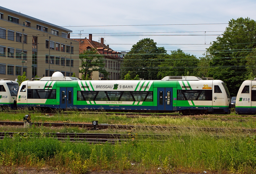 VT 004  Wasenweiler  (650 031-7) ein ADtranz Regio-Shuttle RS1 der Freiburg-S-Bahn GmbH (BSB) fhrt am 25.05.2012 in den Hbf Freioburg (Breisgau) ein.

Dieser Triebwagen wurde 1998 von ADtranz unter der Fabriknummer 36609 gebaut. 

Die Regio-Shuttle RS1 (BR 650) wurden von  Adtranz (ABB Daimler Benz Transportation) entwickelt und auch gebaut, jedoch und durch die bernahme von Adtranz durch Bombardier darf diese den Regioshuttle aus kartellrechtlichen Grnden seit 2001 nicht mehr fertigen, somit wurde die Rechte und Produktion an Stadler Rail abgegeben.