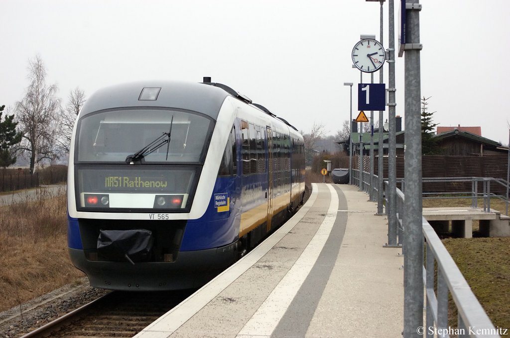 VT 565 von der M�rkischen Regiobahn als MR51 (MR 68930) nach Rathenow am Haltepunkt Fohrde. 17.02.2011