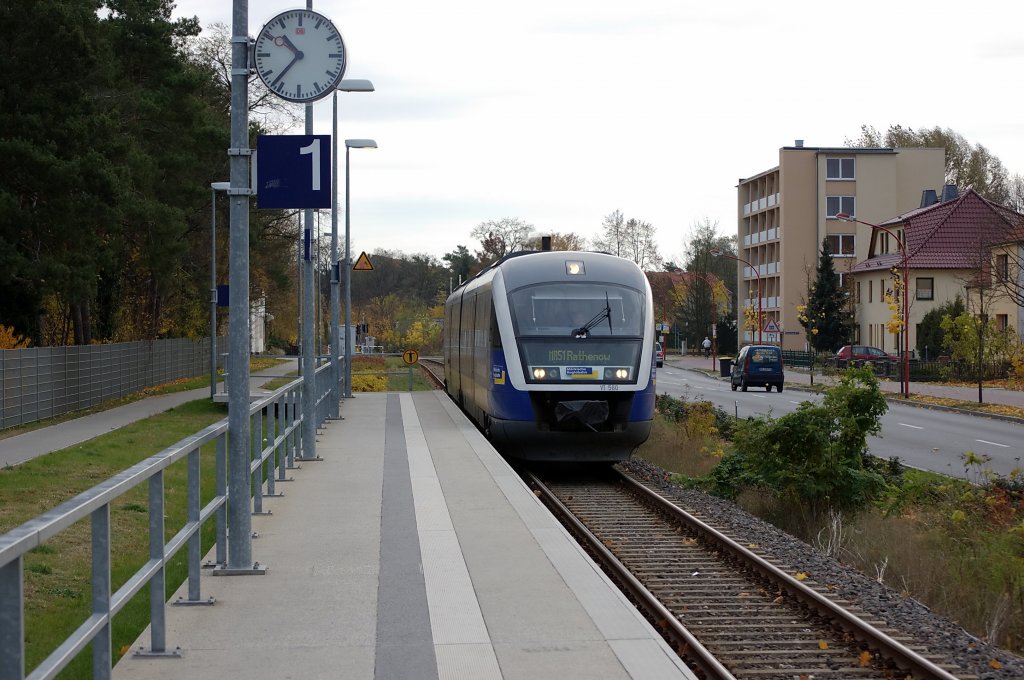 VT 650 der M�rkische Regiobahn als MR51 (MR 99612) nach Rathenow, bei der Einfahrt in die Haltestelle Premnitz Zentrum. 03.11.2010