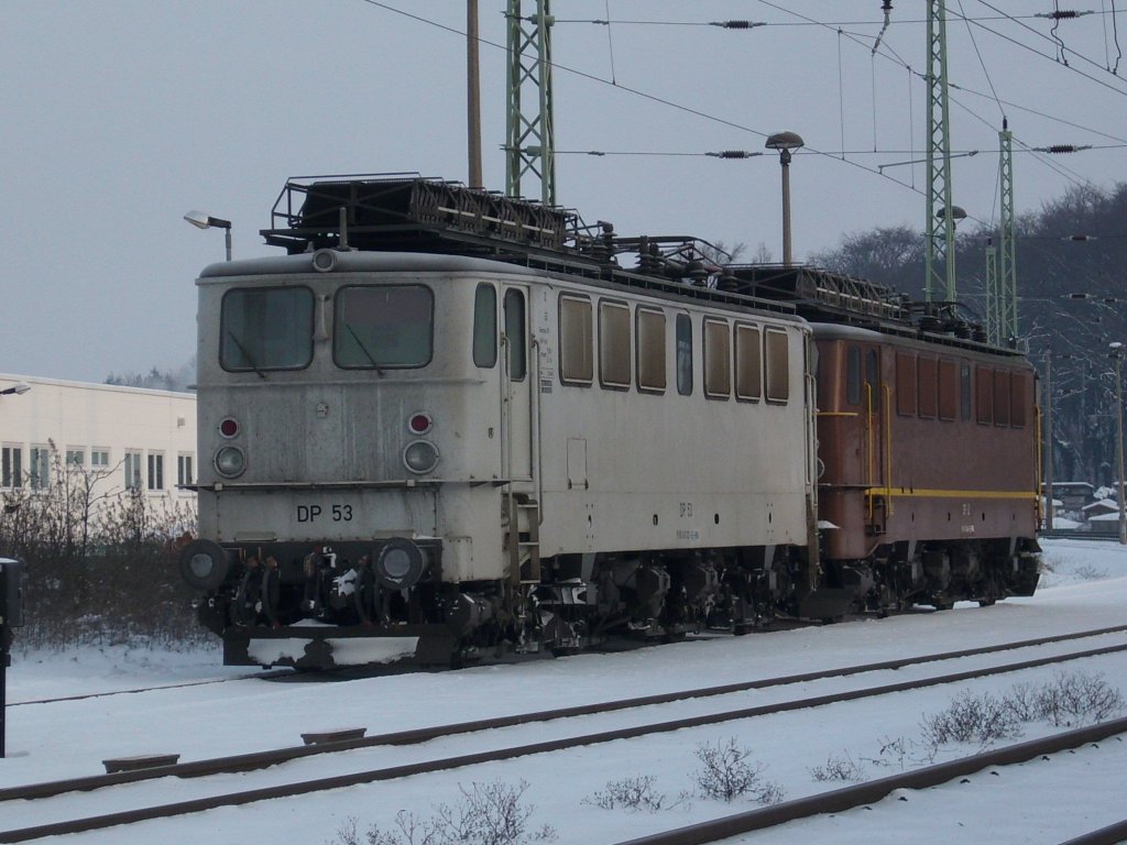WAB-Loks 53 und 62 am 20.Dezember 2009 im verschneiten Bahnhof von Bergen/R�gen.