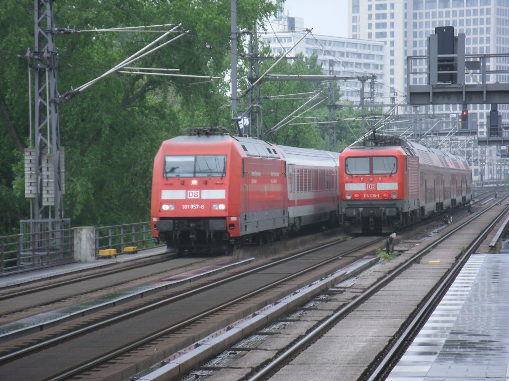 W�hrend 101 057-8 auf der Stadtbahn unterwegs war,wartete 114 015-1 am Einfahrsignal von Berlin Zoologischer Garten,am 05.Mai 2012,auf Einfahrt.