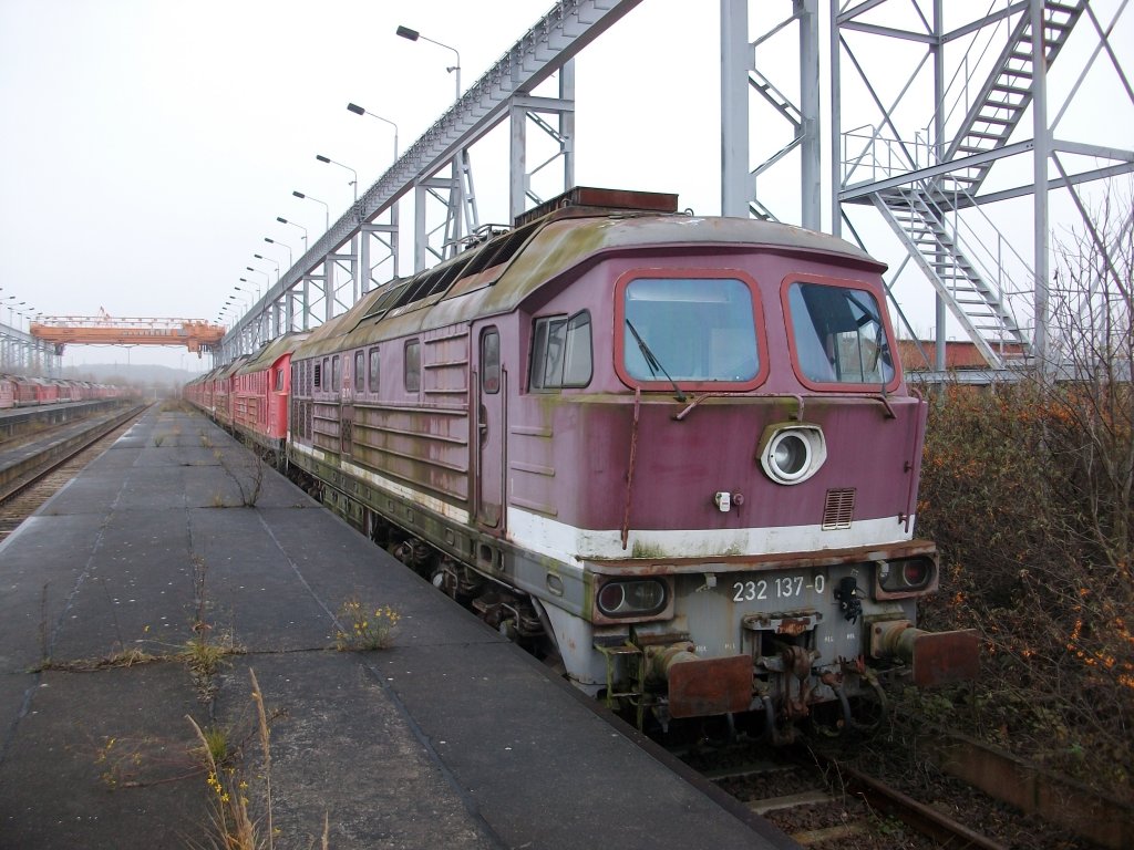 W�hrend am 18.November 2010 wieder 16 Ludmilas Mukran nach Magdeburg zum Schrotth�ndler verlie�en,blieb 232 137 immer noch in Mukran.Mittlerweile sind nur noch zwei Gleise mit abgestellten Ludmilas besetzt.Aufnahme vom 20.November 2010.