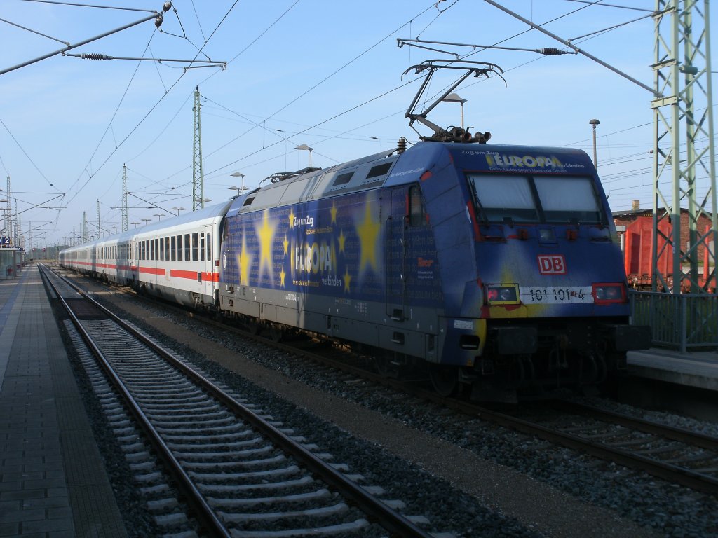 W�hrend andere Leute am Sonntag ausschlafen,war ich,am 25.September 2011,gegen 09:00 Uhr auf dem Bahnhof in Bergen/R�gen um 101 101 mit dem IC 2356 Binz-Frankfurt zufotografieren.