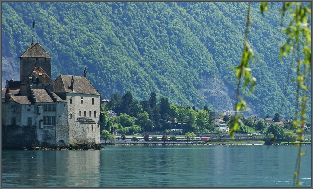 Whrend ich auf Stefan wartete fuhr dieser IR hinter dem Chteau de Chillon vorbei in Richtung Brig.
(14.05.2013)