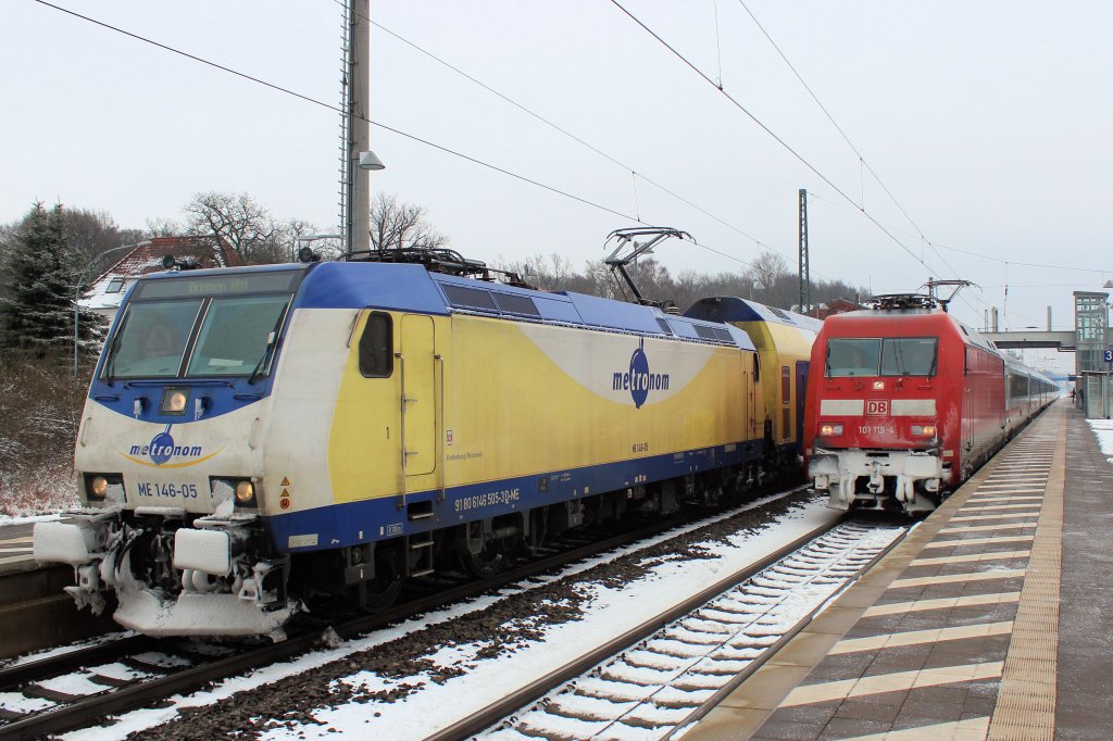 W�hrend ME 146 - 05 noch auf Fahrg�ste wartet, �berholt 101 115 - 0 den Metronom im Bf Tostedt am 18.03.2013.