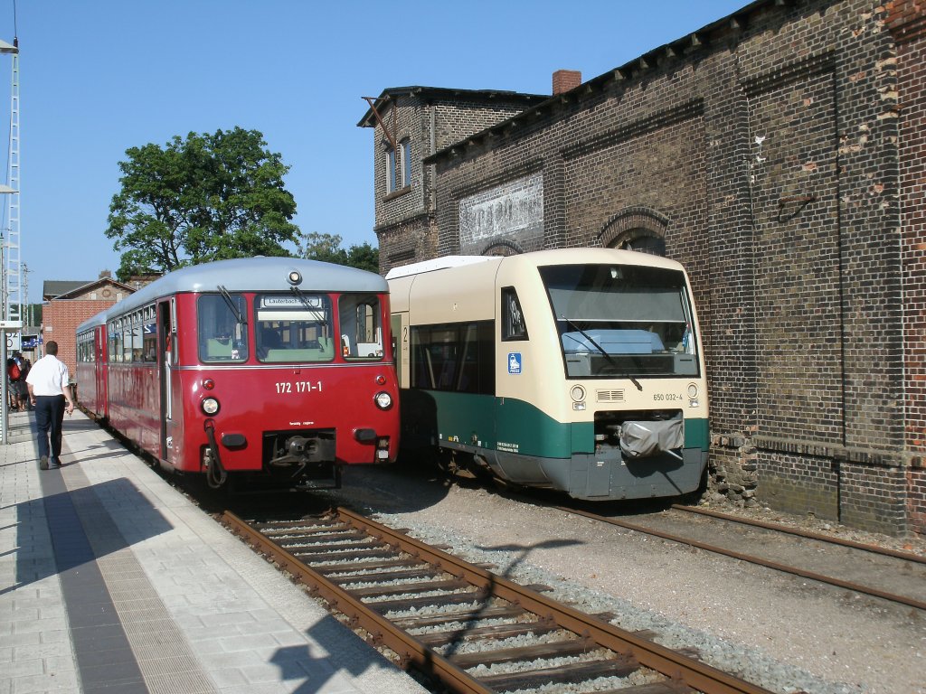 W�hrend der PRESS VT650 032-4,am 27.Juli 2012,in Bergen/R�gen blieb,fuhr die Ferkeltaxe 172 132-3/171-1 nach Lauterbach Mole.