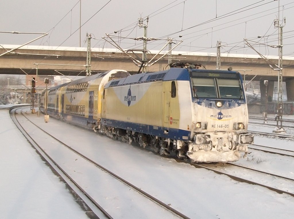 Warten auf endlich einen Zug,hie es fr uns am 18.Dezember 2010 in Hamburg Harburg.Damit die Kamera nicht einfror,fotografierte ich den ausfahrenden Metronom nach Uelzen mit 146-05.