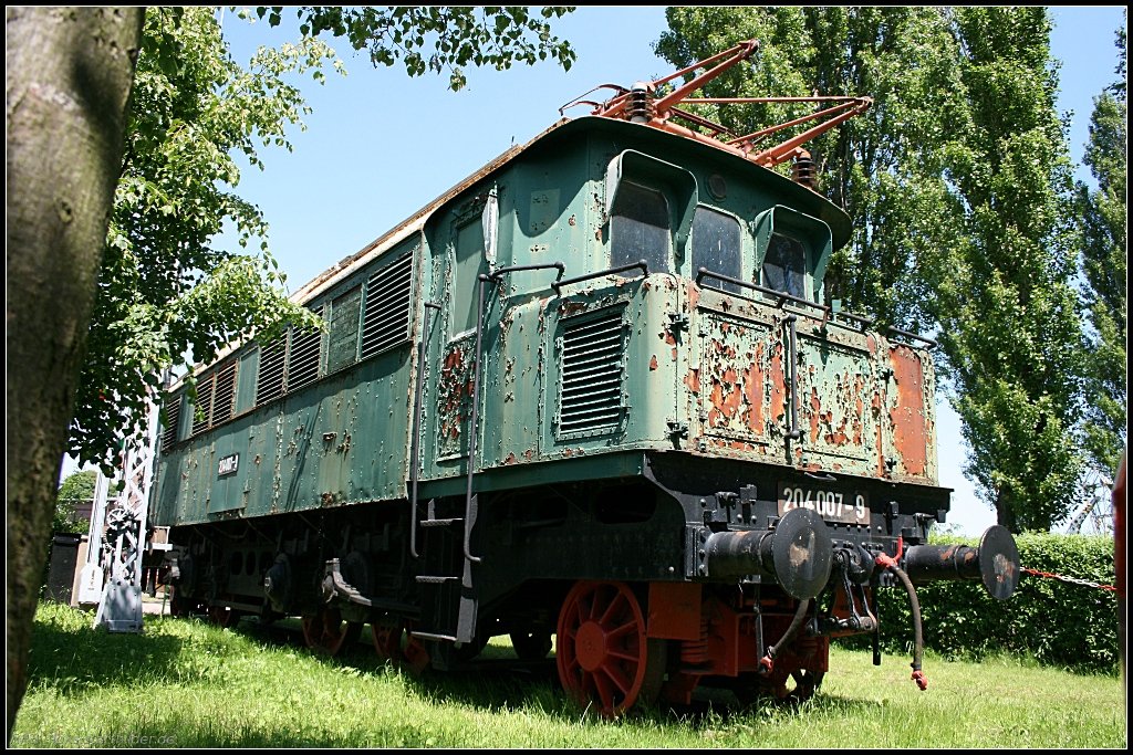 Was aus 204 007-9 werden soll ist ungewiss. Die Lok steht auf einem der �u�eren Gleise neben dem Eingang zum Vereinsgel�nde (ex DRG E 04 07, ex Heizlok/Trafostation Magdeburg,  Dampflokfest im Traditionsbahnbetriebswerk Sta�furt, gesehen Sta�furt-Leopoldshall 05.06.2010)