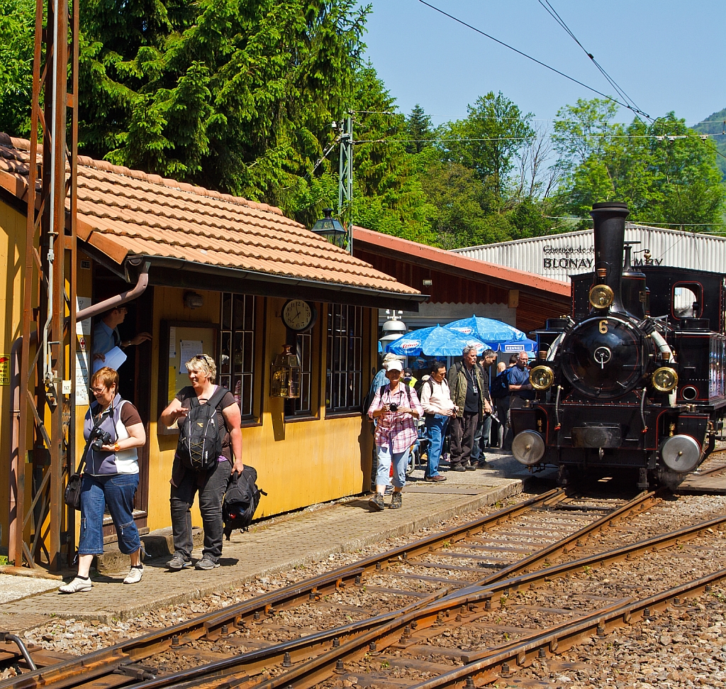 Was da am 27.05.2012 im Museum Chaulin der Museumsbahn Blonay–Chamby alles so herum fhrt und luft:-)
Recht die G 3/3 Dampftenderlokomotive BAM Nr. 6.

